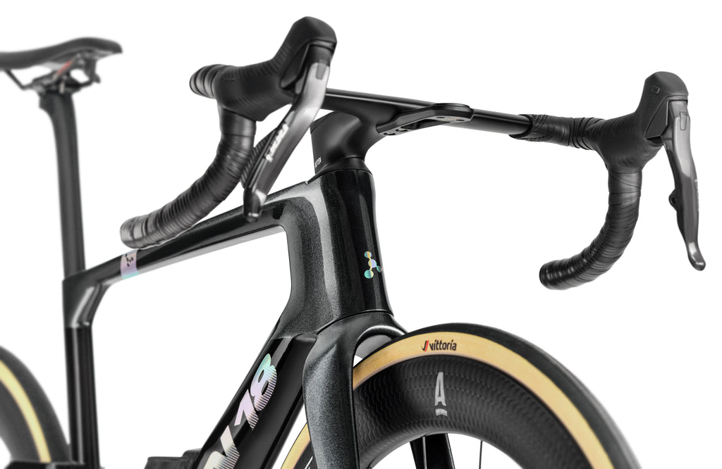 Close up of the aerodynamic handle bars and the wireless Sram Shifters